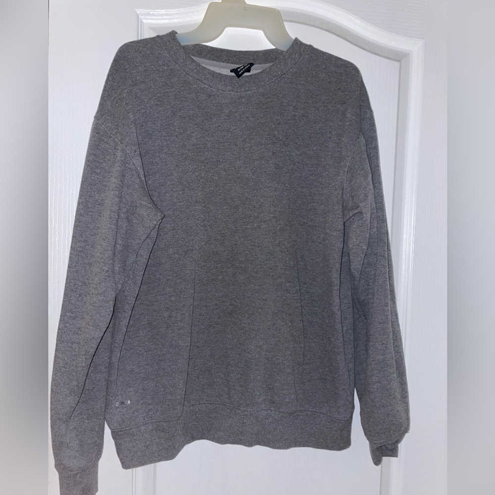Athletic men’s sweater Brand: Athletic Works Color: Grey Size:Medium